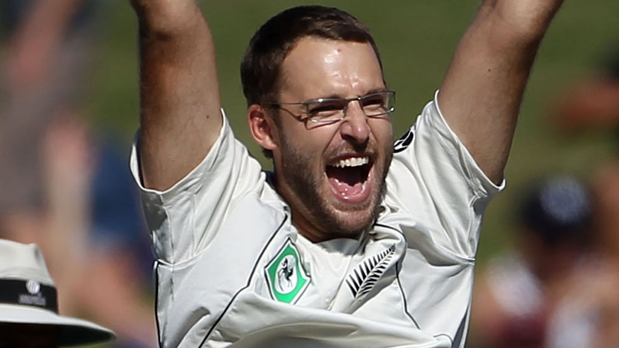 skysports-daniel-vettori-new-zealand_4960875 a black and white photo of a spoon